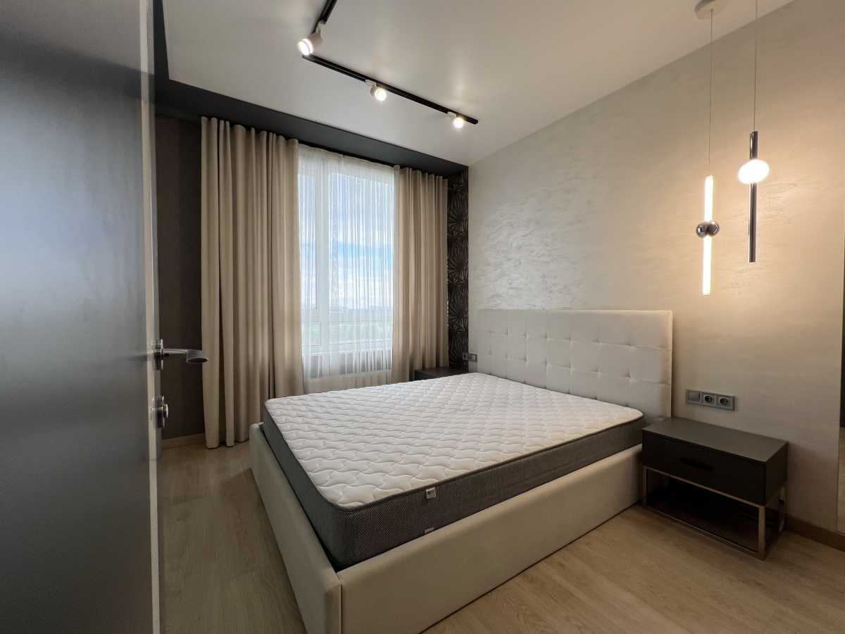 Продаж 1-кімнатної квартири 38 м², Салютна вул., 2