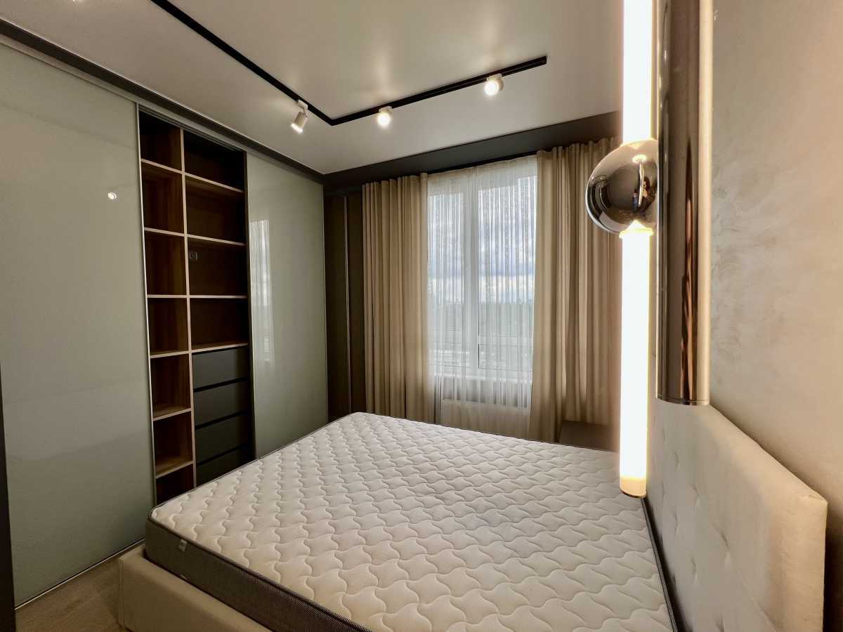 Продаж 1-кімнатної квартири 38 м², Салютна вул., 2