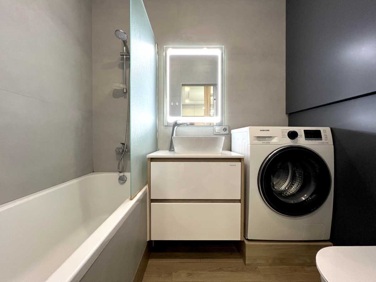 Продаж 1-кімнатної квартири 38 м², Салютна вул., 2