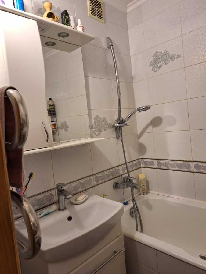 Продаж 3-кімнатної квартири 69 м², Героїв Дніпра вул., 35
