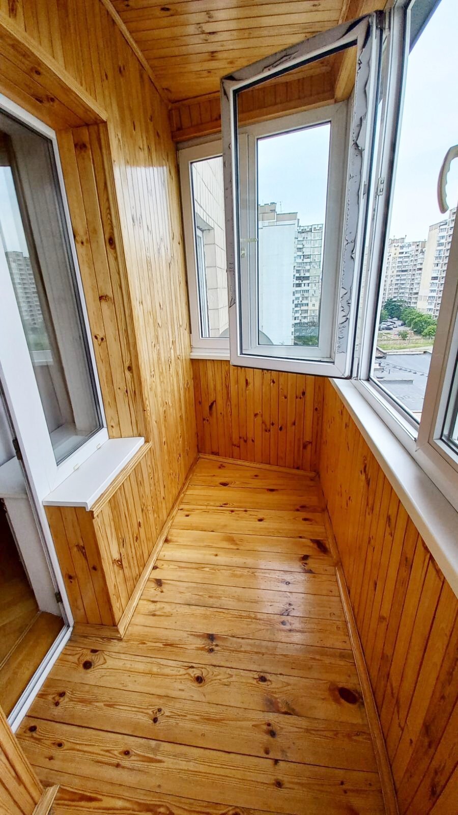 Продаж 3-кімнатної квартири 88 м², Ревуцького вул., 8