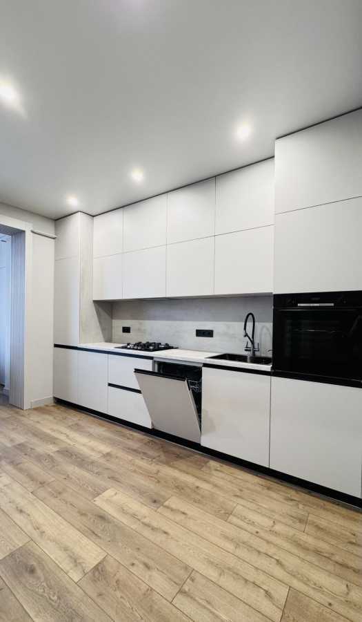 Продаж 2-кімнатної квартири 67 м², Молодіжна вул., 5