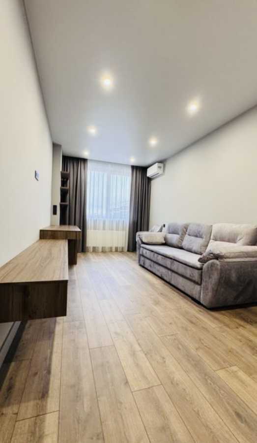 Продаж 2-кімнатної квартири 67 м², Молодіжна вул., 5