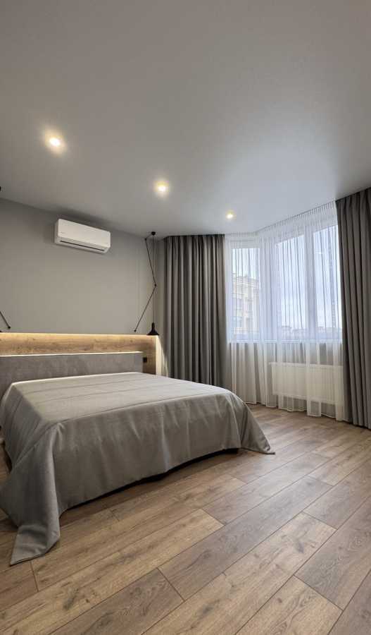 Продаж 2-кімнатної квартири 67 м², Молодіжна вул., 5