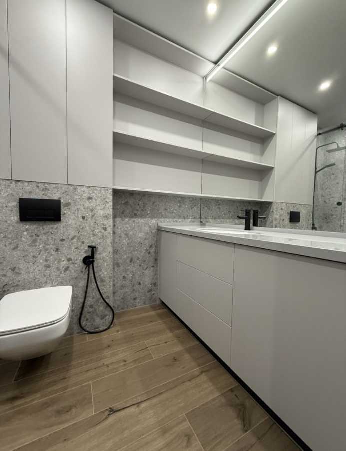 Продаж 2-кімнатної квартири 67 м², Молодіжна вул., 5