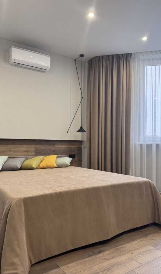 Продаж 2-кімнатної квартири 67 м², Молодіжна вул., 5