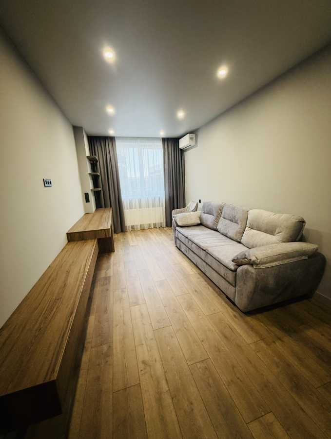 Продаж 2-кімнатної квартири 67 м², Молодіжна вул., 5