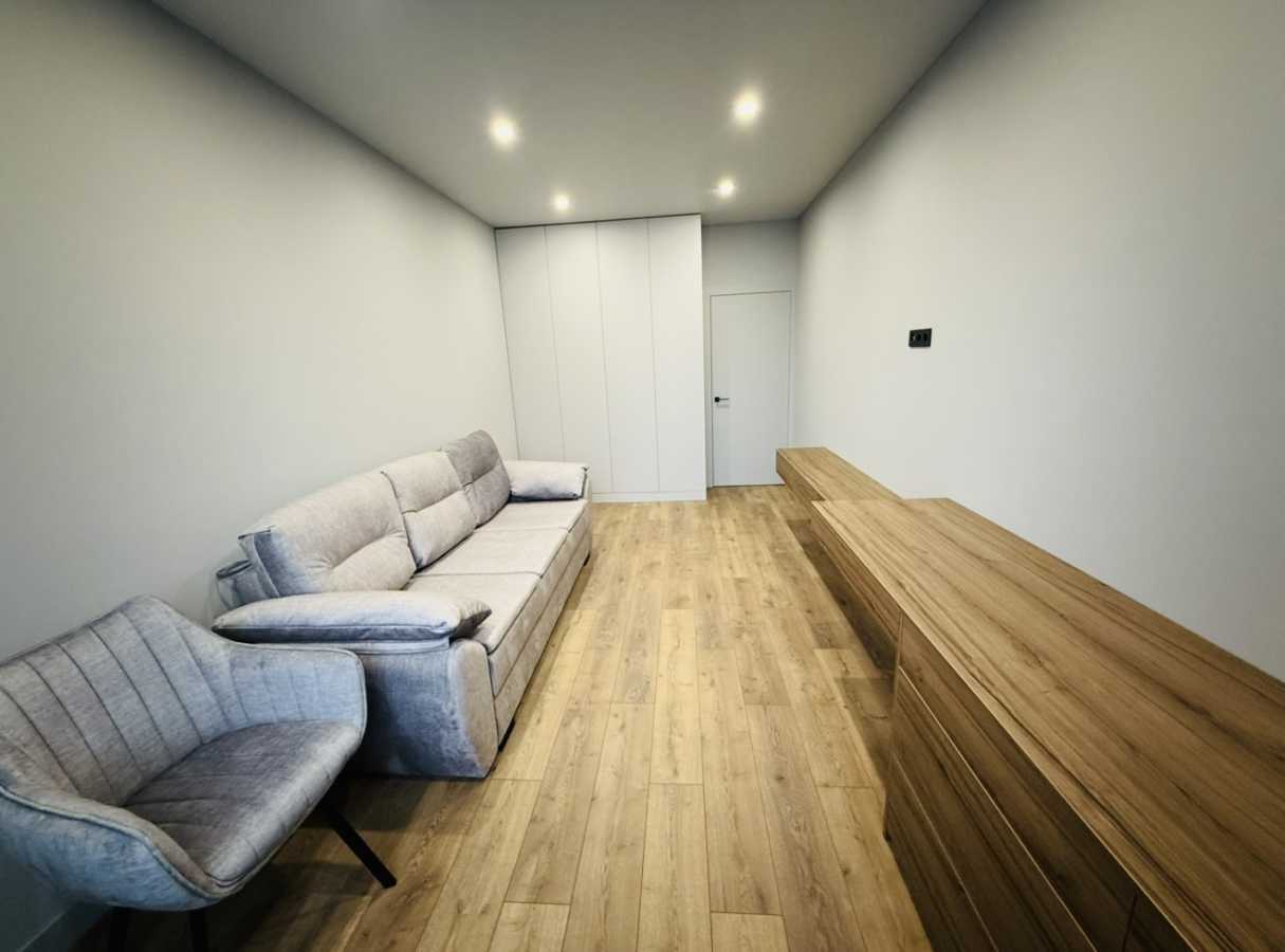 Продаж 2-кімнатної квартири 67 м², Молодіжна вул., 5