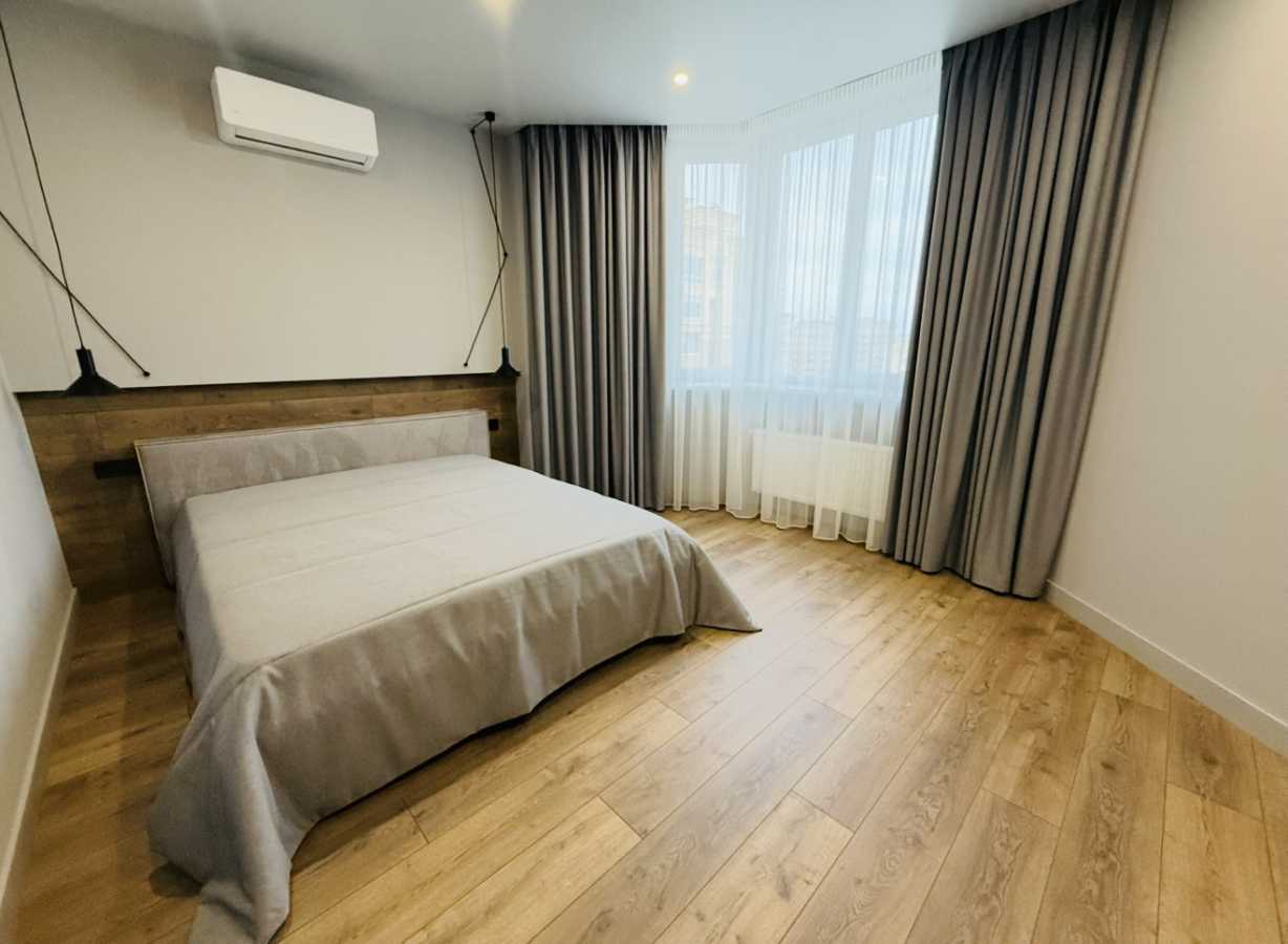 Продаж 2-кімнатної квартири 67 м², Молодіжна вул., 5