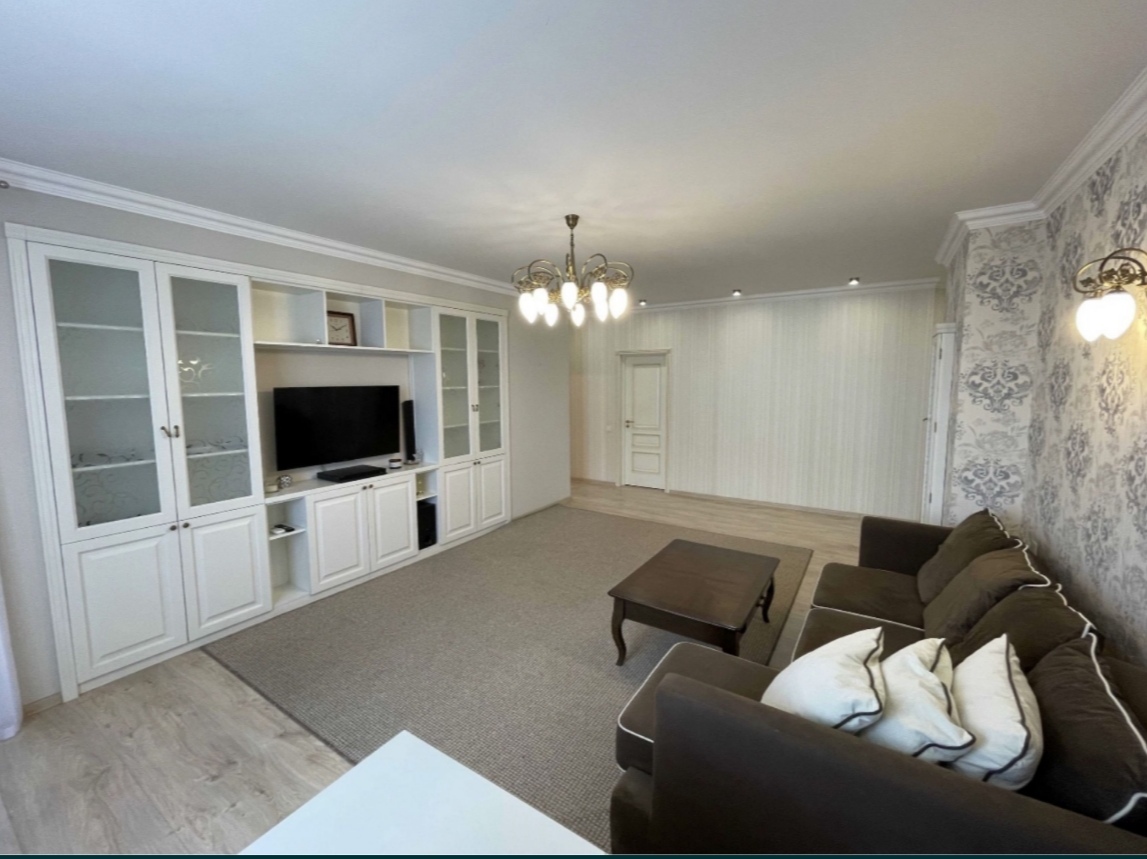 Продаж 3-кімнатної квартири 115 м², Дніпровська наб., 1А