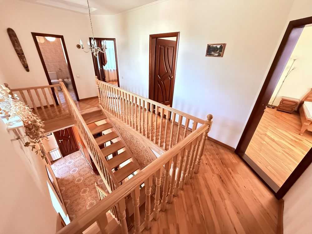 Оренда будинку 200 м², Листопадна вул.