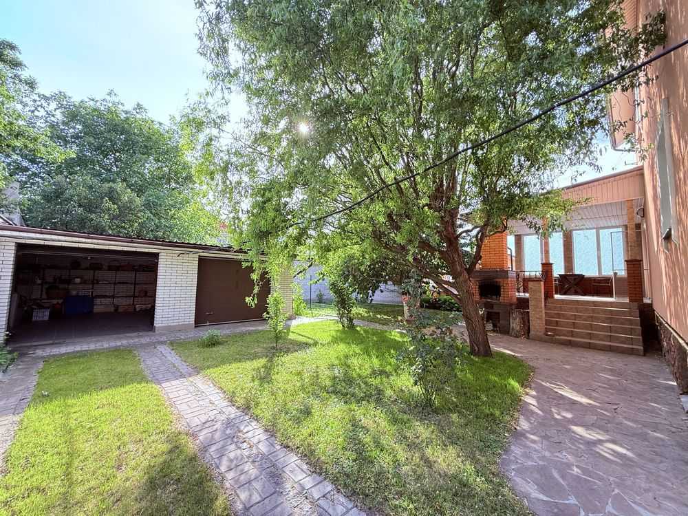 Оренда будинку 200 м², Листопадна вул.