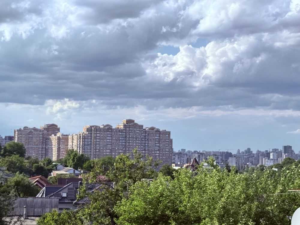 Оренда будинку 200 м², Листопадна вул.
