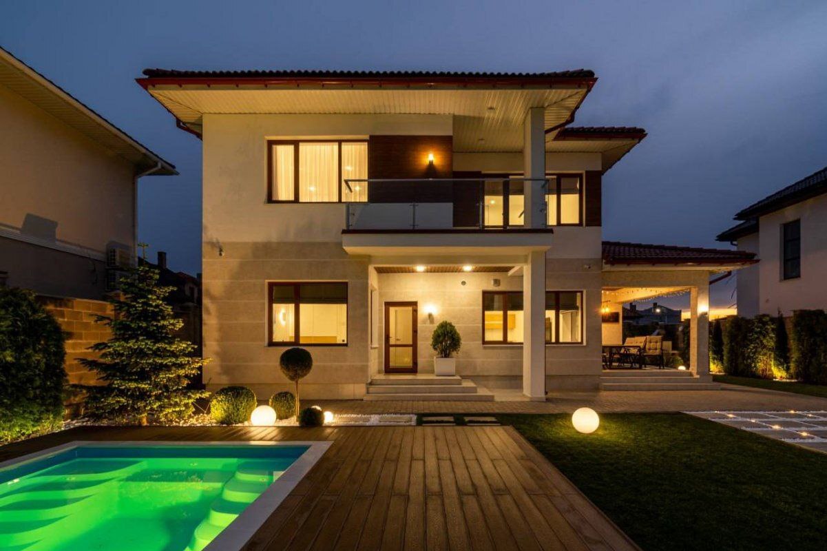 Оренда будинку 200 м², Центральна вул., 1