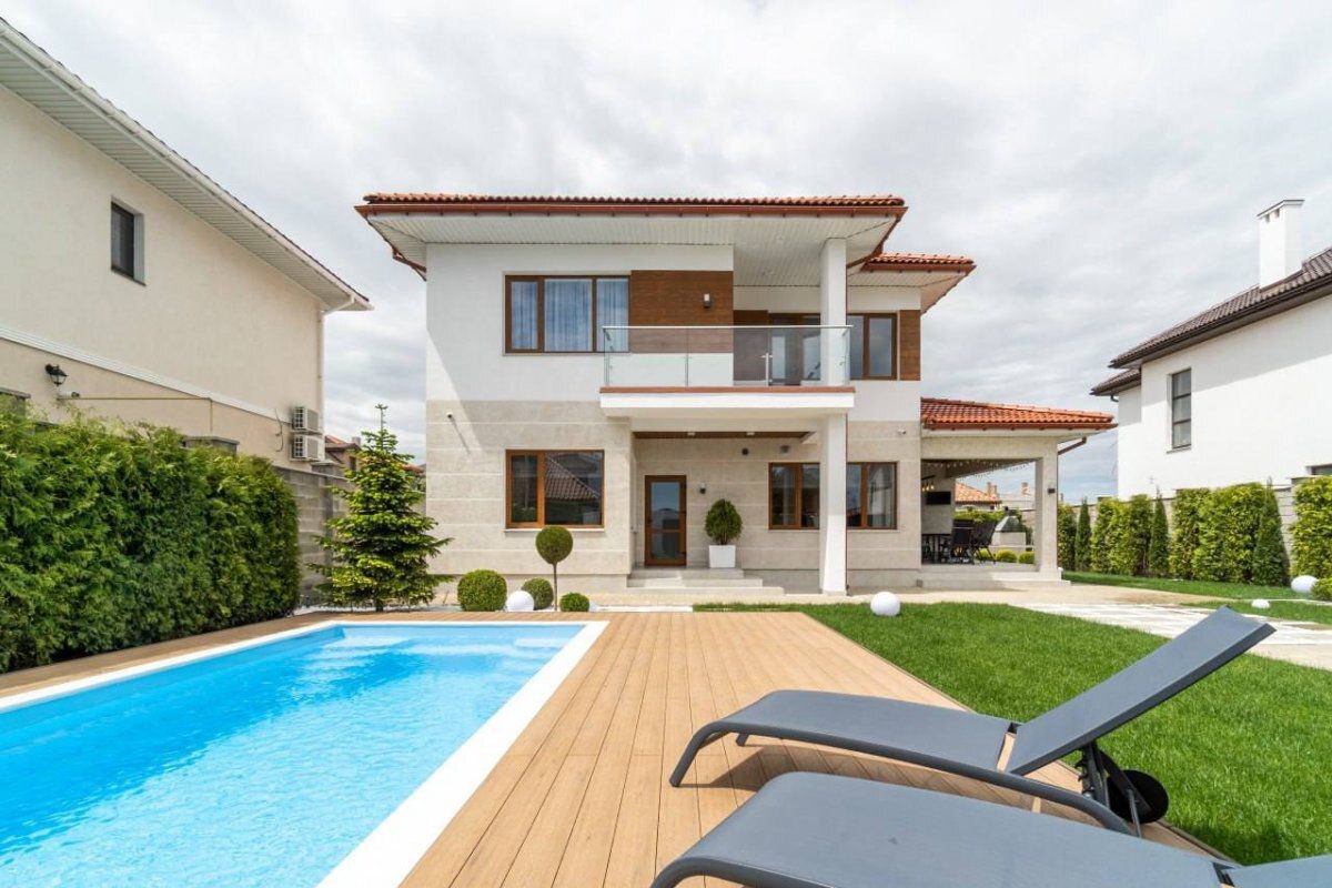 Оренда будинку 200 м², Центральна вул., 1
