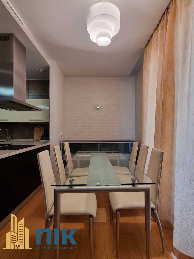 Продажа 3-комнатной квартиры 130 м², Жилянская ул., 59