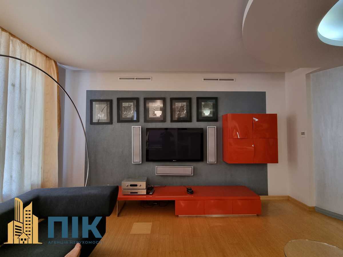 Продажа 3-комнатной квартиры 130 м², Жилянская ул., 59