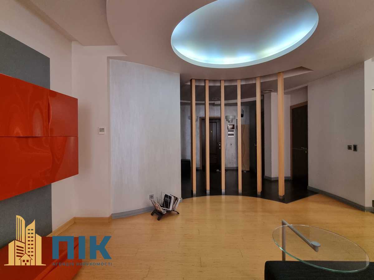 Продажа 3-комнатной квартиры 130 м², Жилянская ул., 59