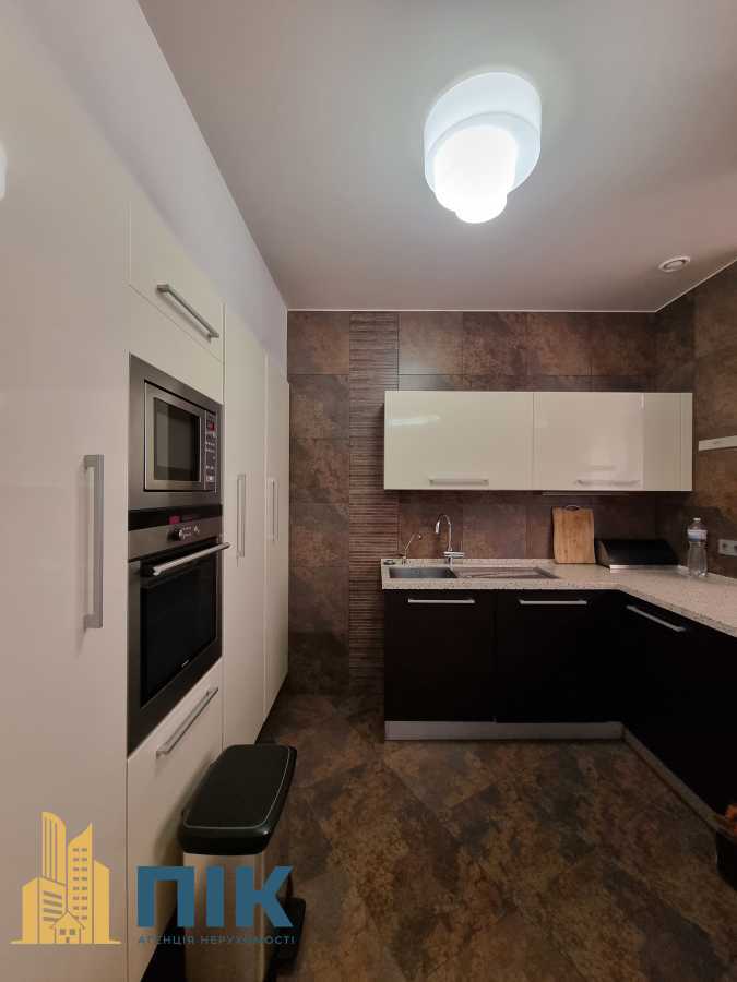 Продажа 3-комнатной квартиры 130 м², Жилянская ул., 59