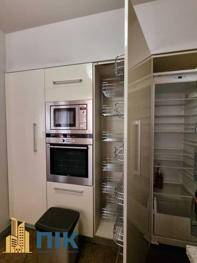 Продажа 3-комнатной квартиры 130 м², Жилянская ул., 59