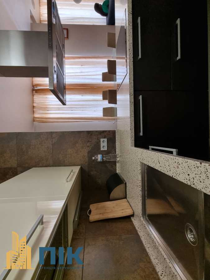 Продажа 3-комнатной квартиры 130 м², Жилянская ул., 59