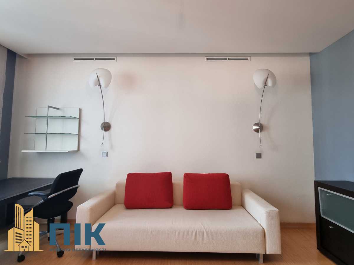 Продажа 3-комнатной квартиры 130 м², Жилянская ул., 59
