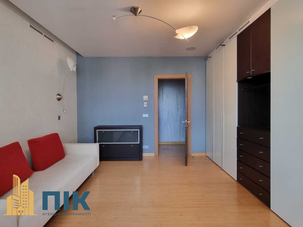 Продажа 3-комнатной квартиры 130 м², Жилянская ул., 59