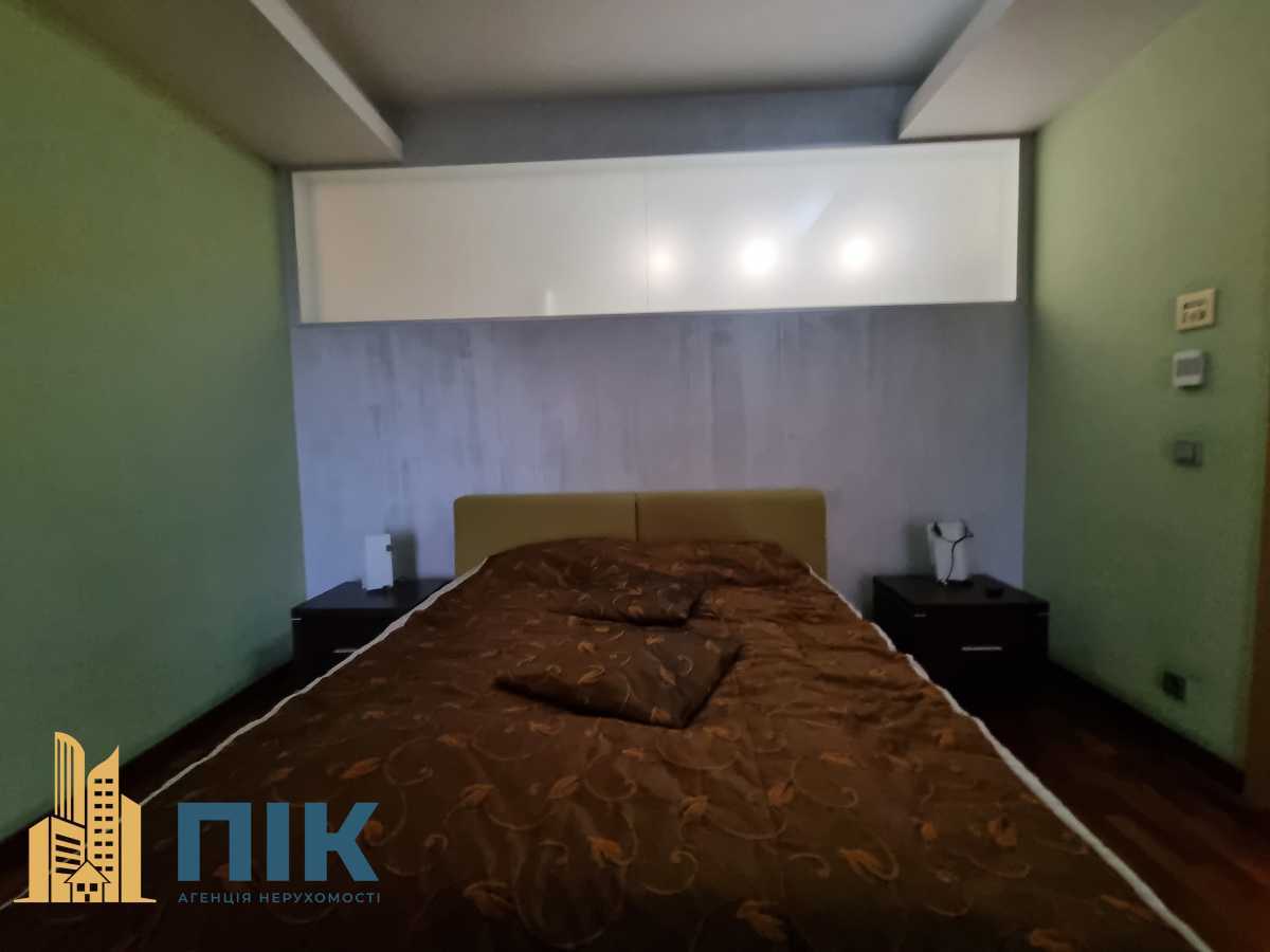 Продажа 3-комнатной квартиры 130 м², Жилянская ул., 59