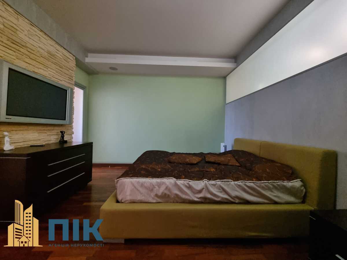 Продажа 3-комнатной квартиры 130 м², Жилянская ул., 59