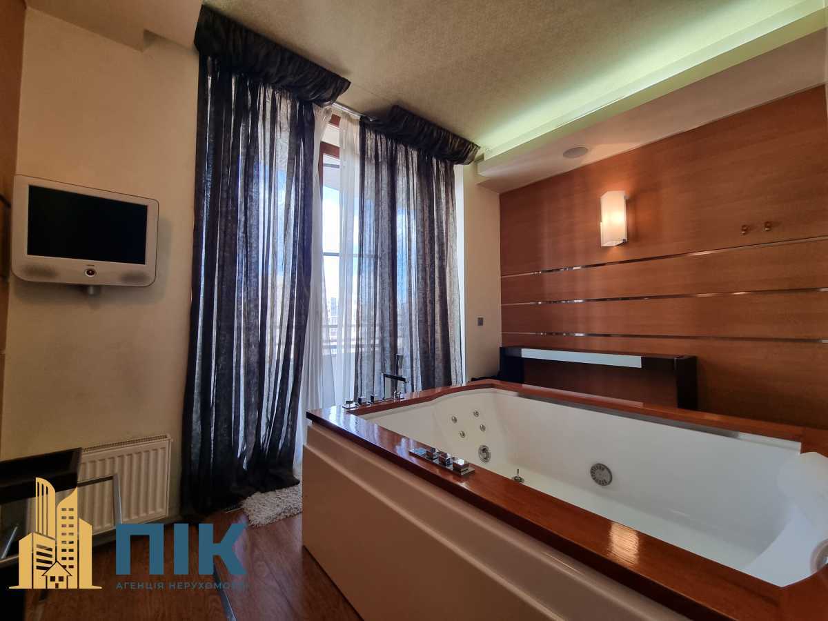 Продажа 3-комнатной квартиры 130 м², Жилянская ул., 59