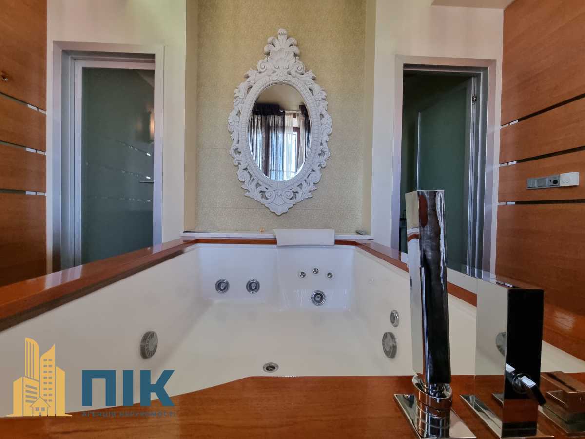 Продажа 3-комнатной квартиры 130 м², Жилянская ул., 59