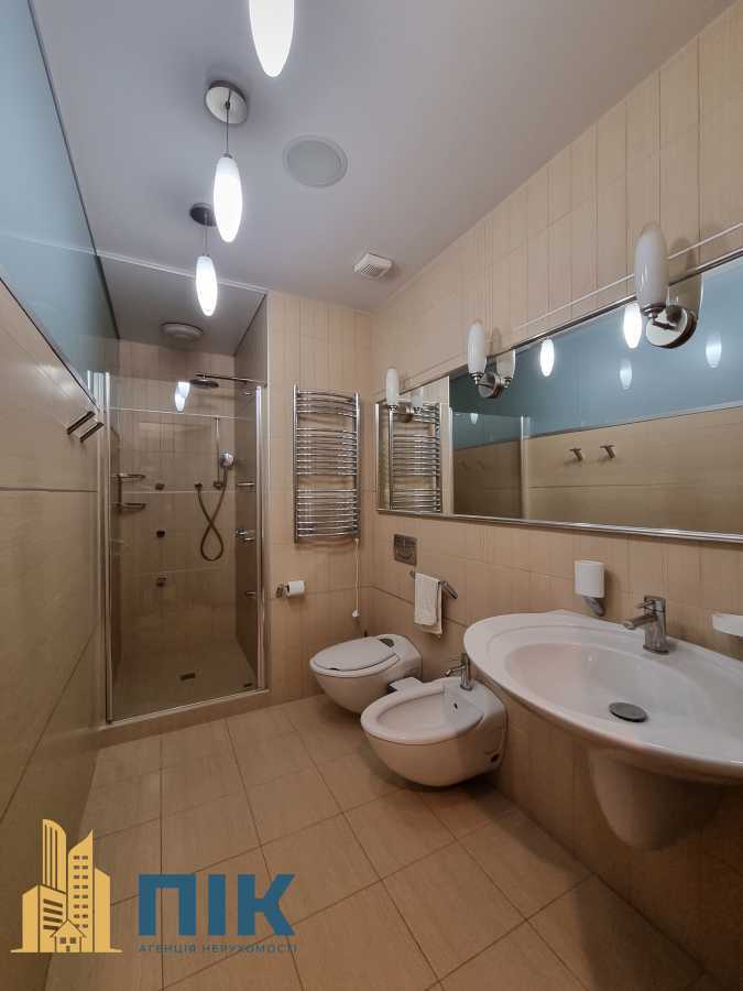 Продажа 3-комнатной квартиры 130 м², Жилянская ул., 59