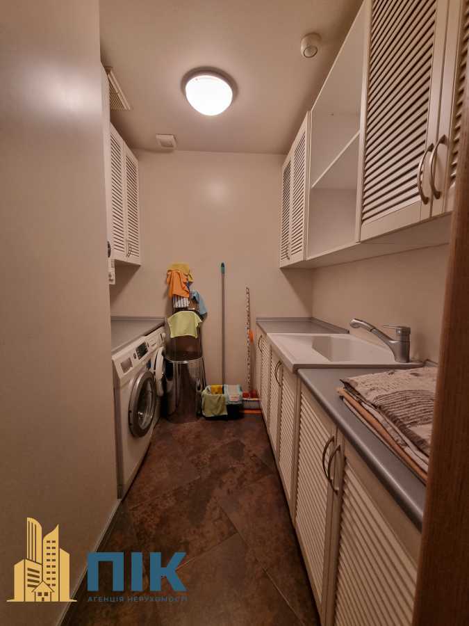 Продажа 3-комнатной квартиры 130 м², Жилянская ул., 59