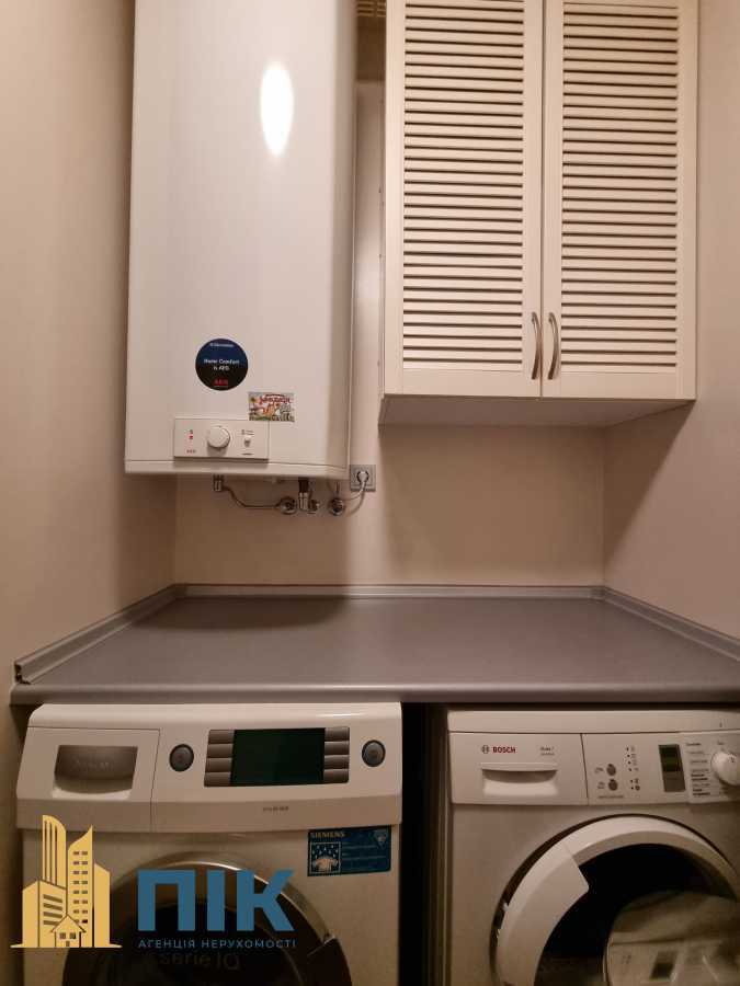 Продажа 3-комнатной квартиры 130 м², Жилянская ул., 59