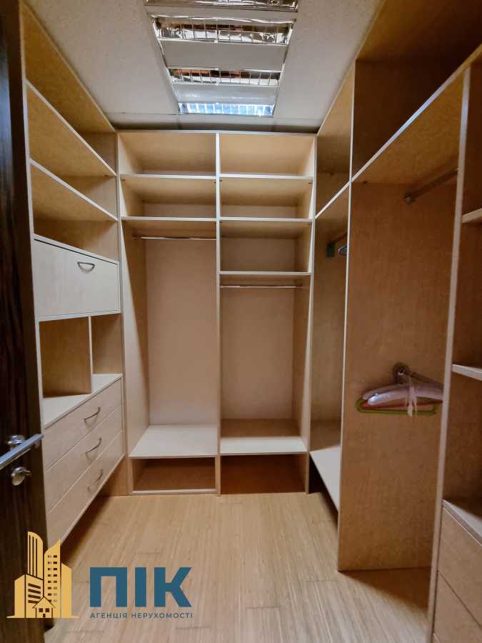 Продажа 3-комнатной квартиры 130 м², Жилянская ул., 59