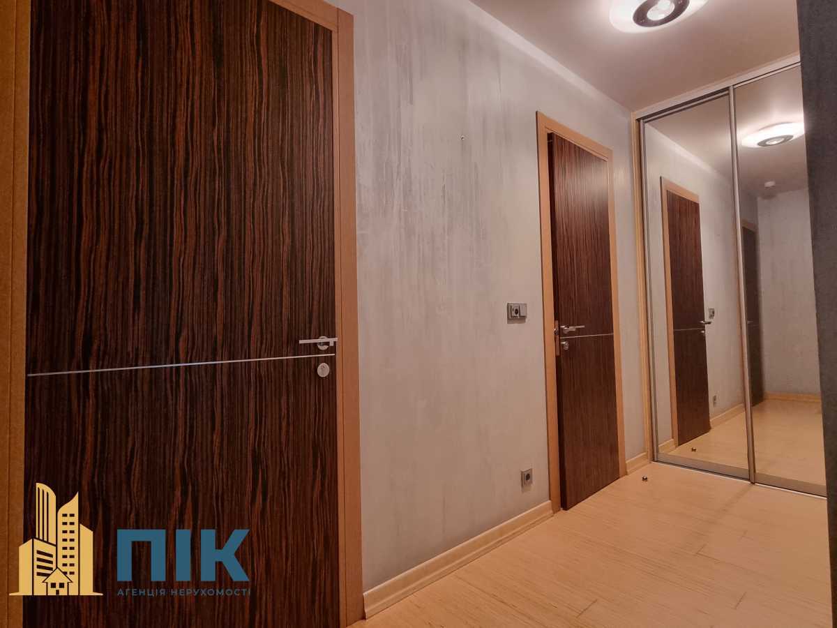 Продажа 3-комнатной квартиры 130 м², Жилянская ул., 59