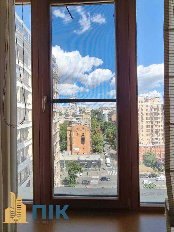 Продажа 3-комнатной квартиры 130 м², Жилянская ул., 59