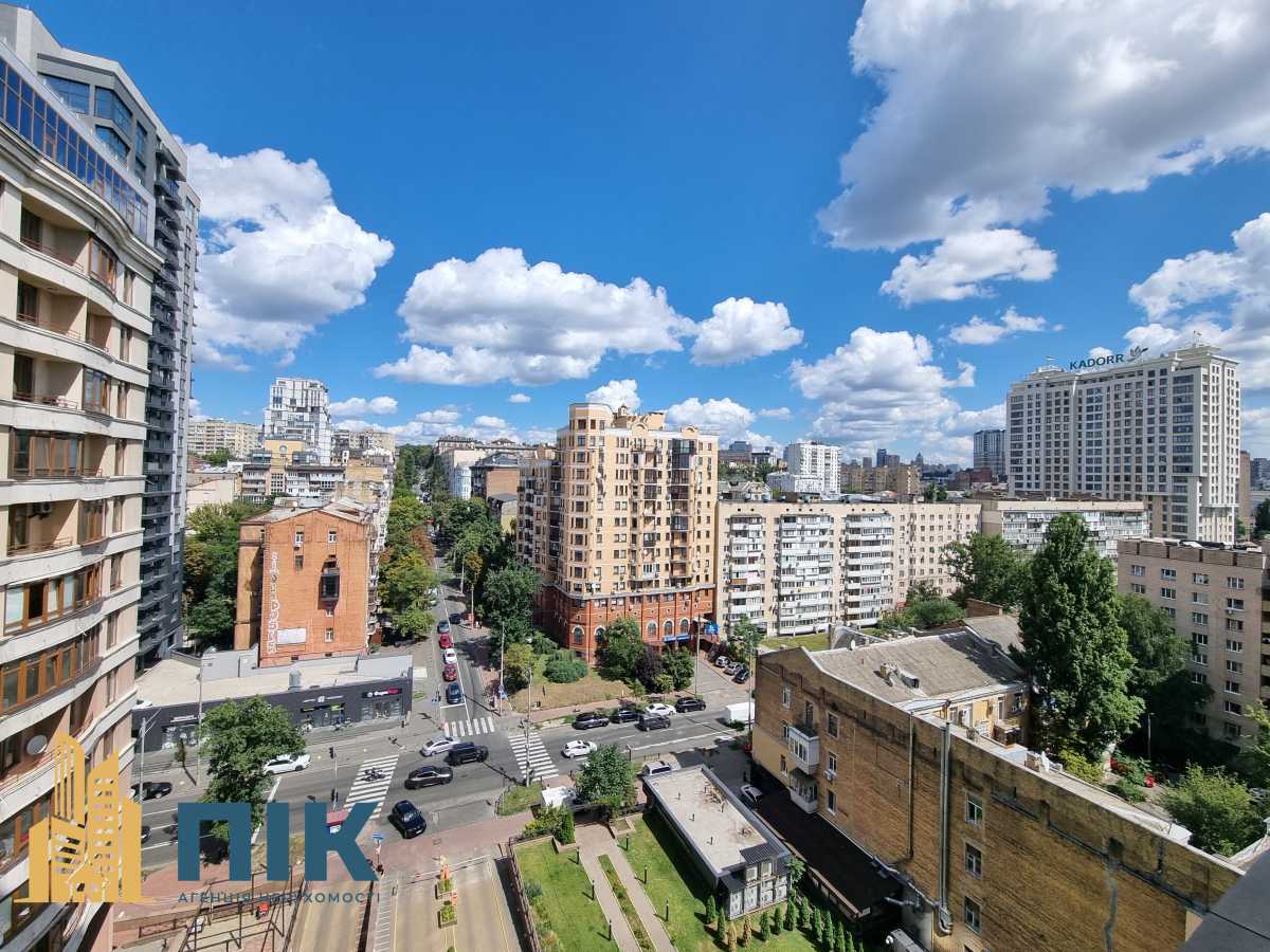 Продажа 3-комнатной квартиры 130 м², Жилянская ул., 59
