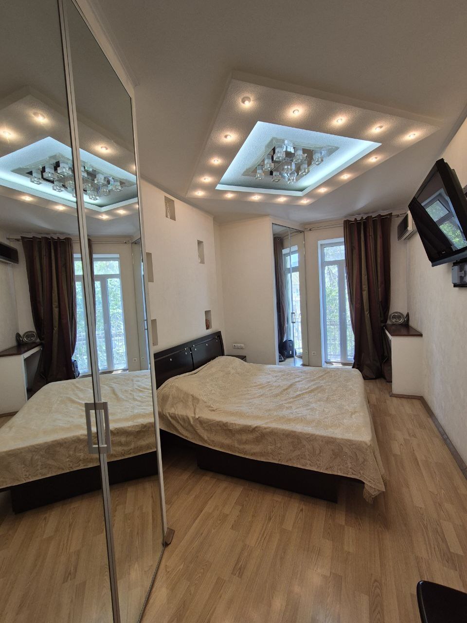 Продаж 2-кімнатної квартири 70 м², Михайла Грушевського вул.
