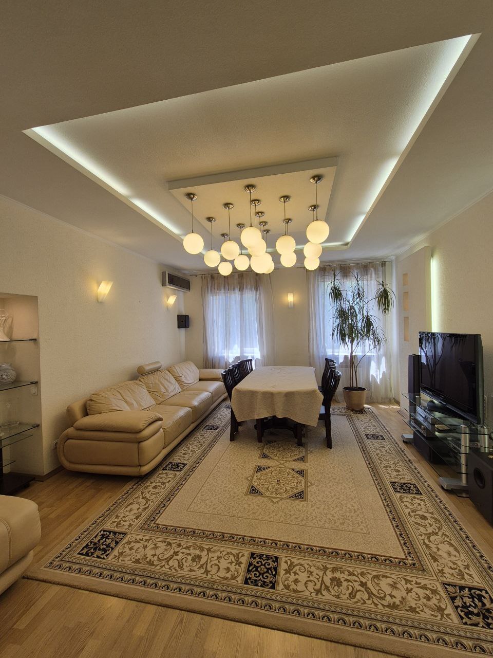Продаж 2-кімнатної квартири 70 м², Михайла Грушевського вул.