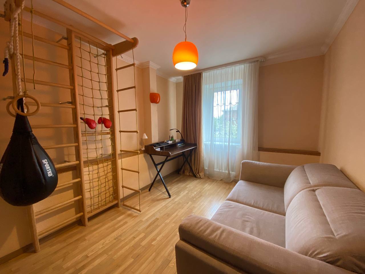 Аренда 4-комнатной квартиры 117 м², Александра Кониского ул.