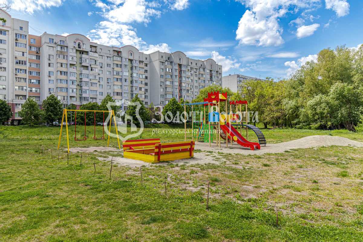 Продаж 2-кімнатної квартири 39.9 м², Машинобудівників вул., 14а