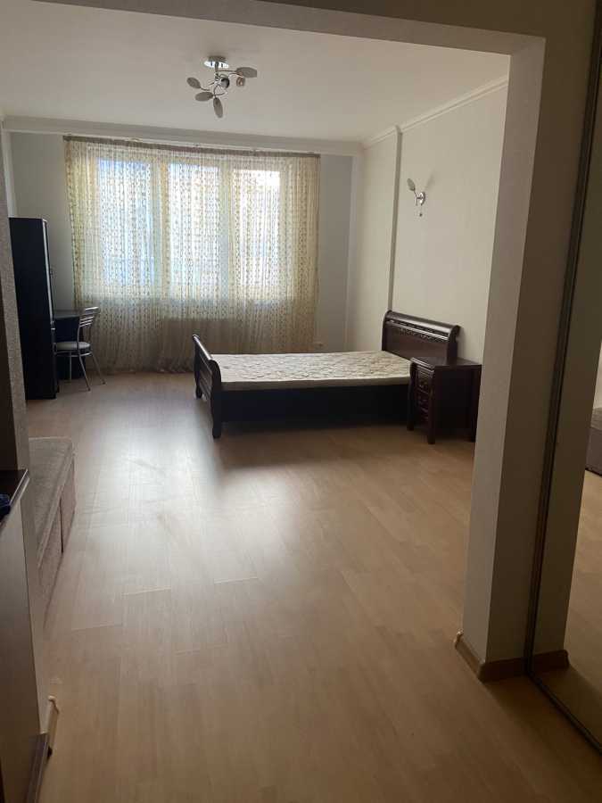 Оренда 1-кімнатної квартири 49 м², Раїси Окіпної вул., 8