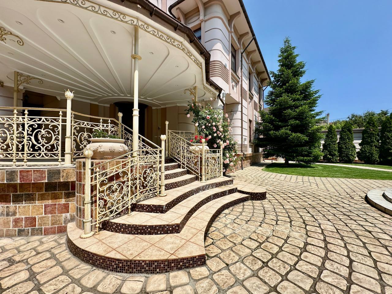 Продажа дома 700 м², Львовская ул.