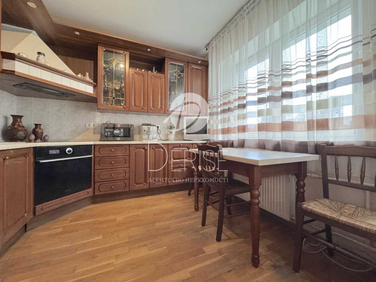 Продаж 4-кімнатної квартири 190 м², Василя Тютюнника вул., 40