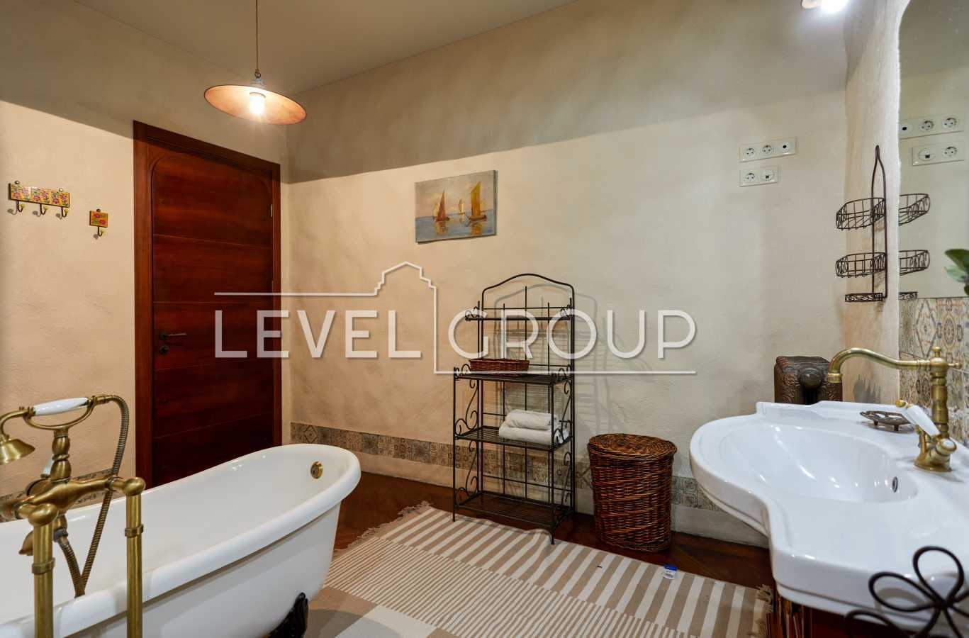 Продажа 3-комнатной квартиры 159 м², Зверинецкая ул., 59