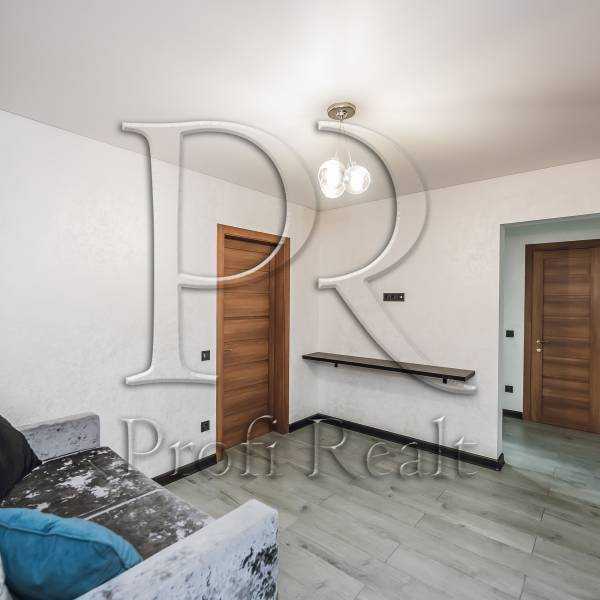 Продаж 1-кімнатної квартири 50 м², Ревуцького вул., 54