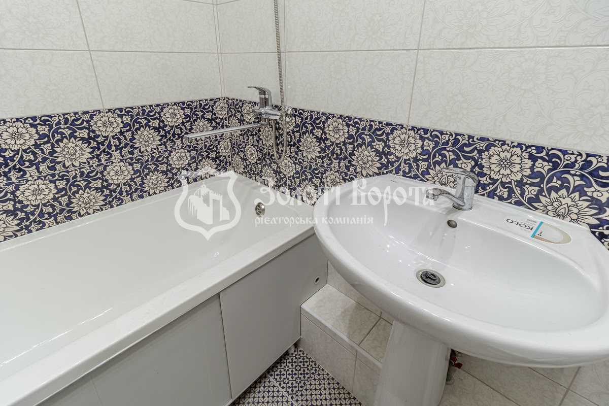 Продаж 1-кімнатної квартири 27 м², Новоукраїнська вул., 46