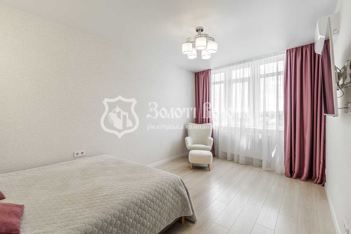 Продаж 1-кімнатної квартири 37.2 м², Івана Франко вул., Богуна, 1