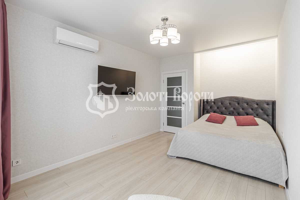 Продаж 1-кімнатної квартири 37.2 м², Івана Франко вул., Богуна, 1